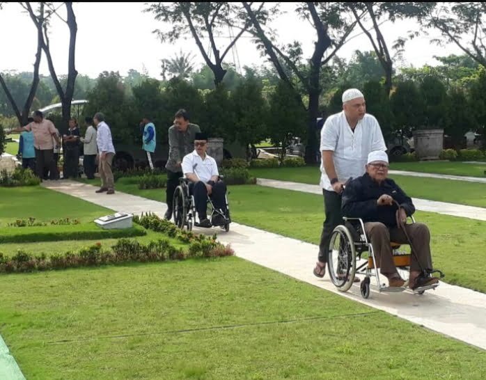 Walkway bisa dilalui kursi roda hingga ke depan makam